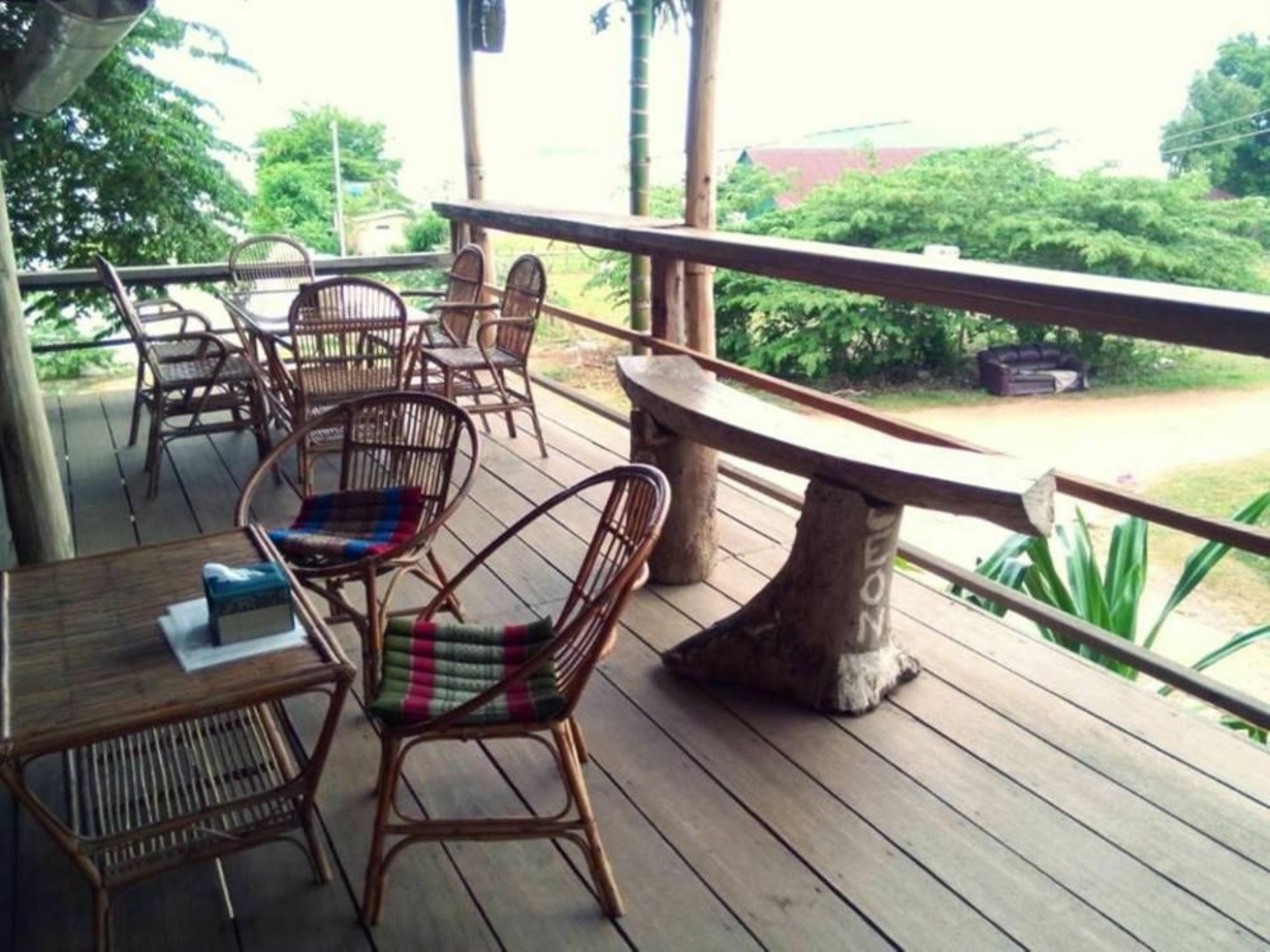 Kepmandou Lounge-Bar Bed & Breakfast ภายนอก รูปภาพ